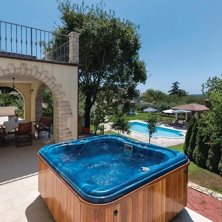 Stunning In With Jacuzzi *