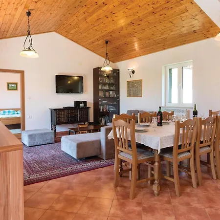 Holiday home Stunning In With Jacuzzi
