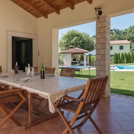 Stunning In With Jacuzzi Holiday home