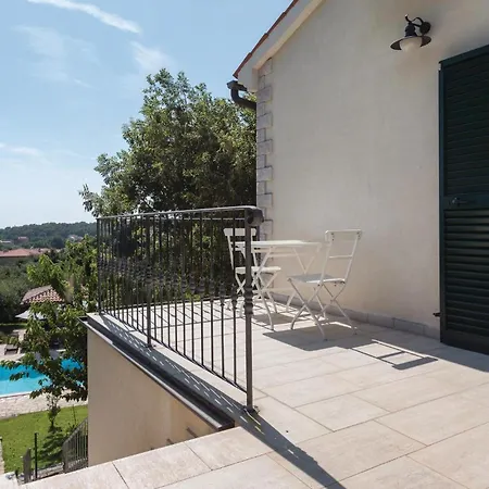 Stunning In With Jacuzzi Holiday home