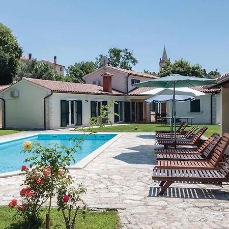 Stunning In With Jacuzzi Holiday home