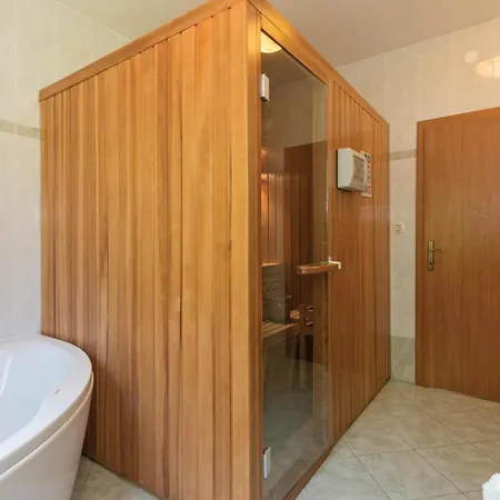 Casa de Férias Luxurious In With Sauna Ližnjan